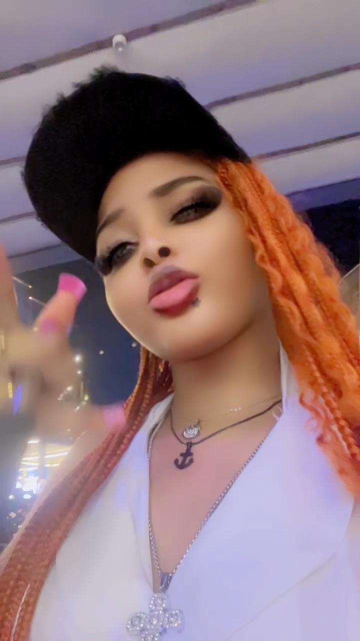 Salty, a real FlirtChat host, live on video where a good chat up line actually lands