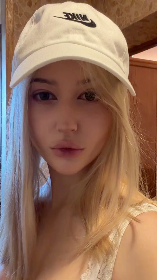 Blondie, a real FlirtChat host, live on video where a good pick up line lands